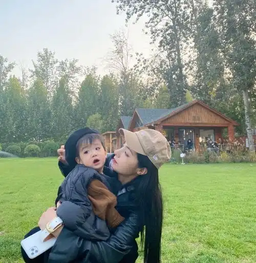 麦迪娜罕晒女儿,7个月大艾米丽胖嘟嘟,和哥哥小时候一模一样
