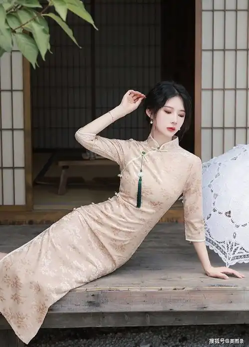 好身材美女高开叉旗袍
