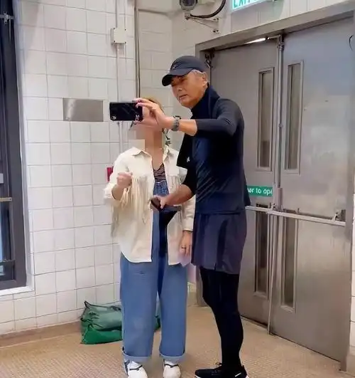 67岁周润发近况曝光,街头慢跑主动和路人打招呼,本人瘦成闪电
