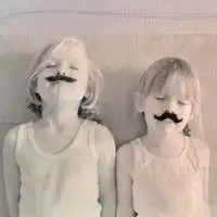求一对欧美小孩的情侣头像俩个小孩身上都是白色的油漆还贴着胡子
