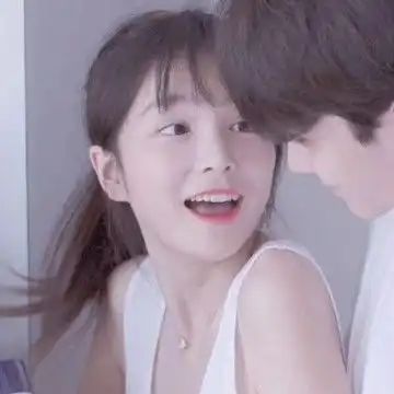 真人情侣头像两张情侣头像男女一起一人一半
