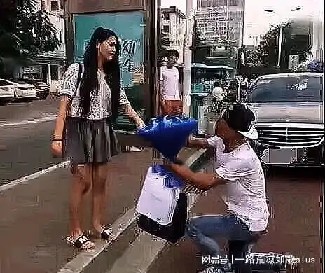 男子情人节骑电车,跟女友告白被拒,女友一句话戳痛男子
