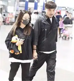 何洁和刁磊同框现身机场,公开秀恩爱不避众人
