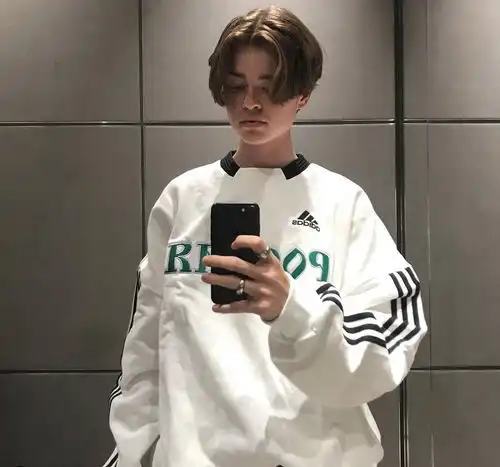 郭富城头羊毛卷是男生最帅的发型
