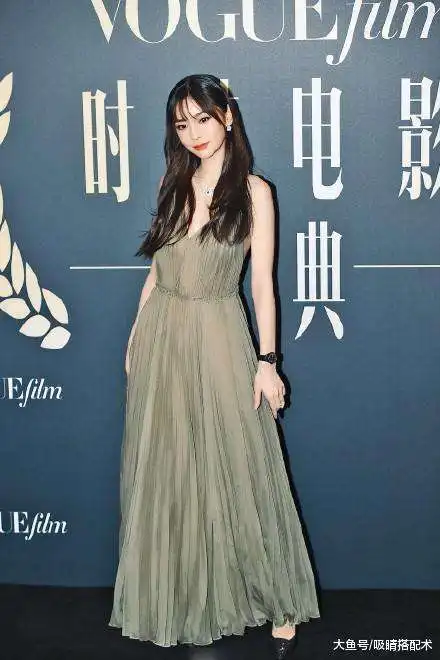 众星走红毯,杨幂杨颖穿长裙,却被唐嫣镂空连体裤抢了镜
