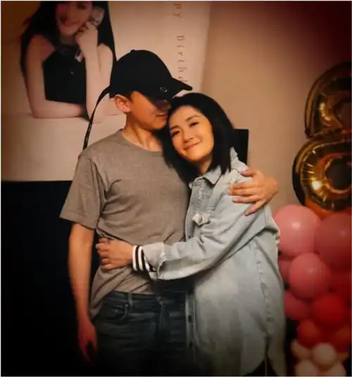张杰谢娜庆结婚13周年,甜蜜相拥有夫妻相,高调表白超浪漫
