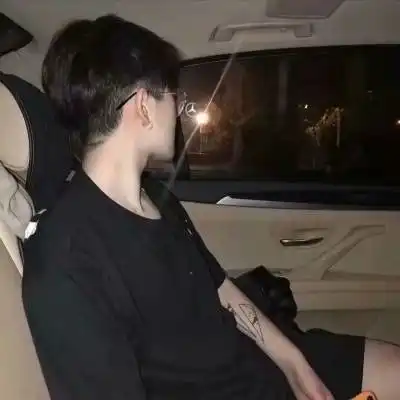一个人的想念两个人的画面
