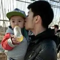 qq情侣头像情侣抱孩子求男
