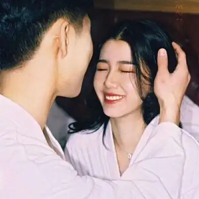 高清好看的情侣深情对望相拥头像图片
