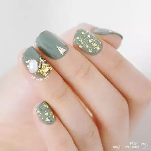 一个少女可爱,一个温柔优雅,以后做美甲就靠这两位ins美甲博主了

