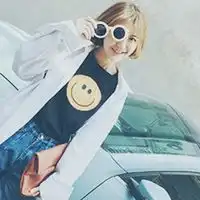 qq情侣头像一男一女楼房和树木都是模模糊糊的
