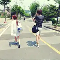 我之前和他是情侣后来就分了,换了个露肩的头像发现他换了个情侣头像我看了生气的很请问他这是干嘛
