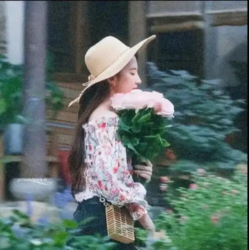 刘亦菲捧花头像,听说既招桃花还旺事业哦
