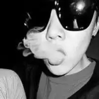 黑白伤感男生抽烟头像不带字,漫长等待爱情的到来
