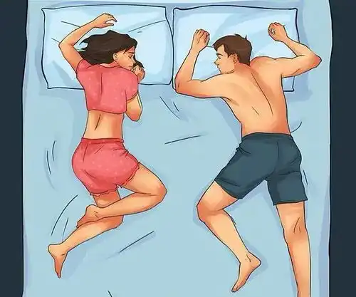 12幅夫妻睡姿漫画,揭示了12种有趣的夫妻关系,你们是哪种
