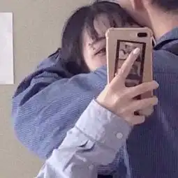 个性拿手机情侣一对情头
