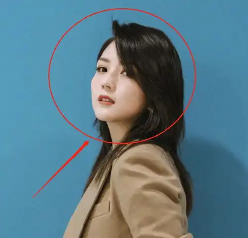 何洁与网红同框被碾压何洁长相精致超抢镜,气质却输在身高上了
