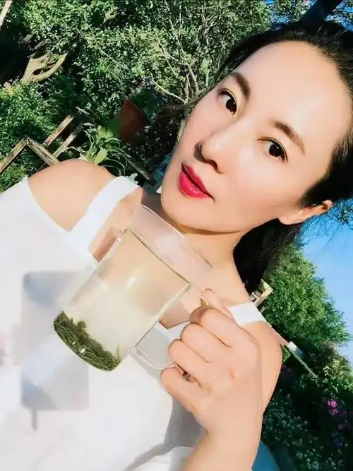 55岁的她被称中国辣妈,坚持健身20年,和儿子站在一起像情侣
