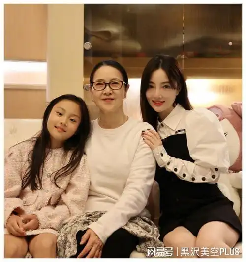 李小璐一家三代同框,上半身穿得挺保守,女儿甜馨越来越像贾乃亮
