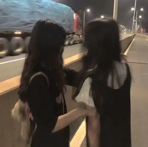 闺蜜头像肩并肩或许比手牵手长久一些
