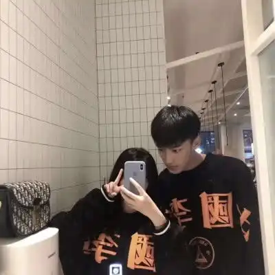 异性相处爱你入骨才会有3个小动作,中一个就是你的福气
