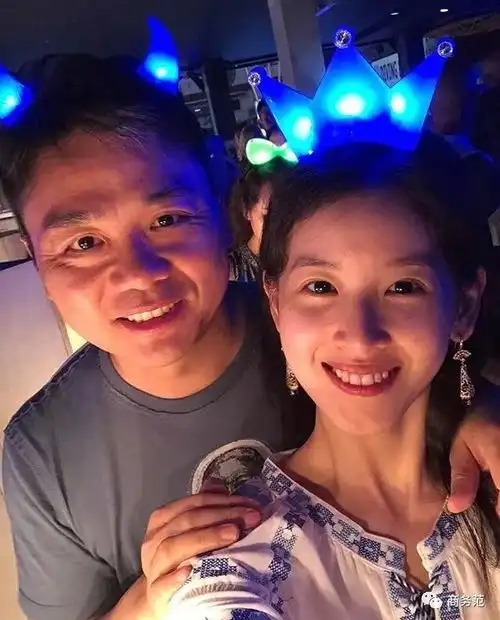 刘强东奶茶妹妹又秀恩爱论情侣照打开的正确方式
