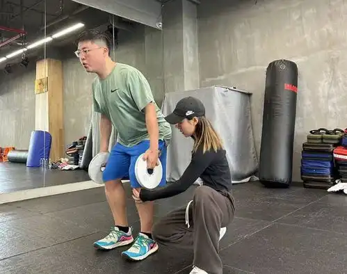 真给uzi装到了老婆奥咪咪晒合照秀好身材,这脸像p上去的
