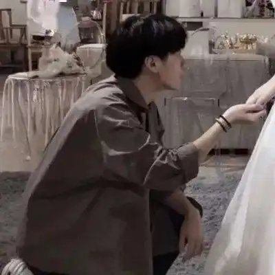 情头女生看男生,第一眼会看哪里
