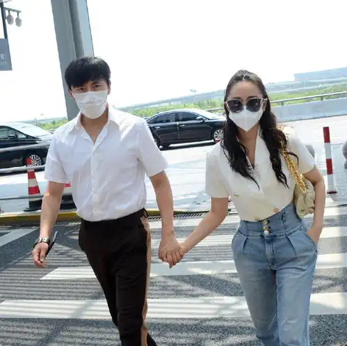 伊能静和秦昊感情真不赖,机场穿情侣装还手牵手,越看越登对
