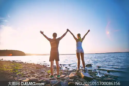 海边手拉手举起双手的情侣背影摄影图片
