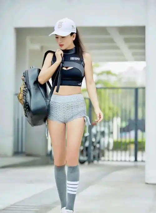 你50岁在带小孩,别人50岁在练瑜伽状态身材似20岁少女
