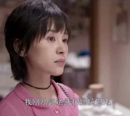 美女买票突然肚子疼,前男友帮忙照顾,一男一女共处一室
