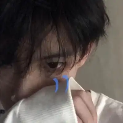 心口发冷,有什么被自己亲手握着刀男生头像我要个性网
