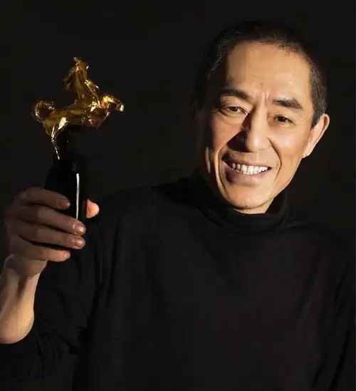 陈婷长相普通却嫁给导演张艺谋,子女可继承亿万家产赢在起跑线
