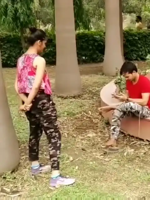 妹子拿花去表白,结果花被朋友拿走了
