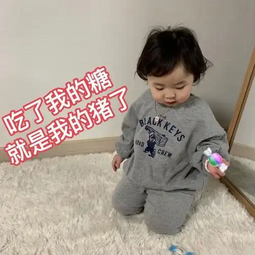 幽默笑话,下班路过小广场,看到很多人围观一对穿校服的小情侣
