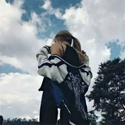 2019微信独一无二头像女生头像,微笑掩饰悲伤的女孩
