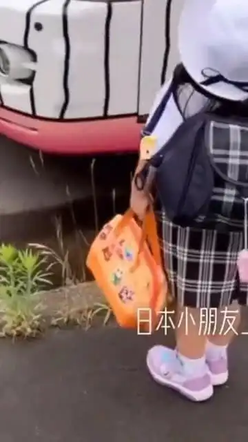 在日本,幼儿园的孩子上学,都是自己背书包坐车

