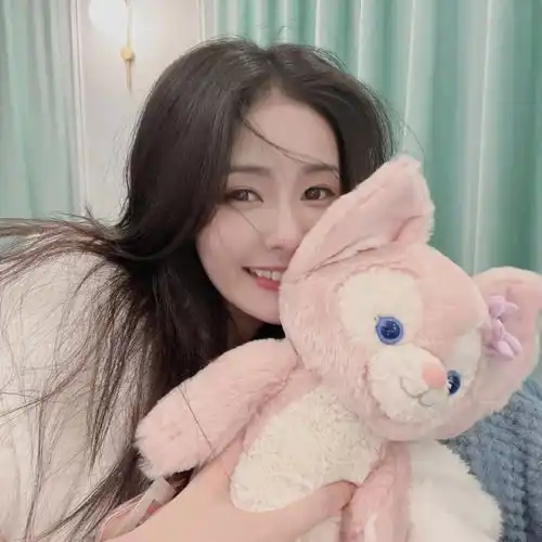 四位女星与玲娜贝儿合照,鞠婧祎超宠粉,白鹿袁冰妍可爱软萌

