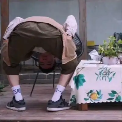 搞怪情侣头像分开一人一半陪你疯陪你闹可爱点
